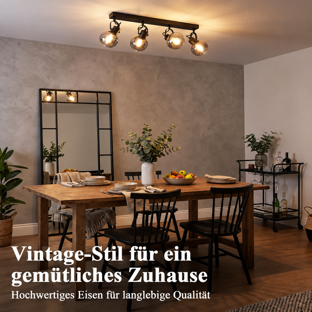 Comedor acogedor con mesa de madera, sillas negras, gran lámpara de techo, espejo y decoración sobre fondo gris.