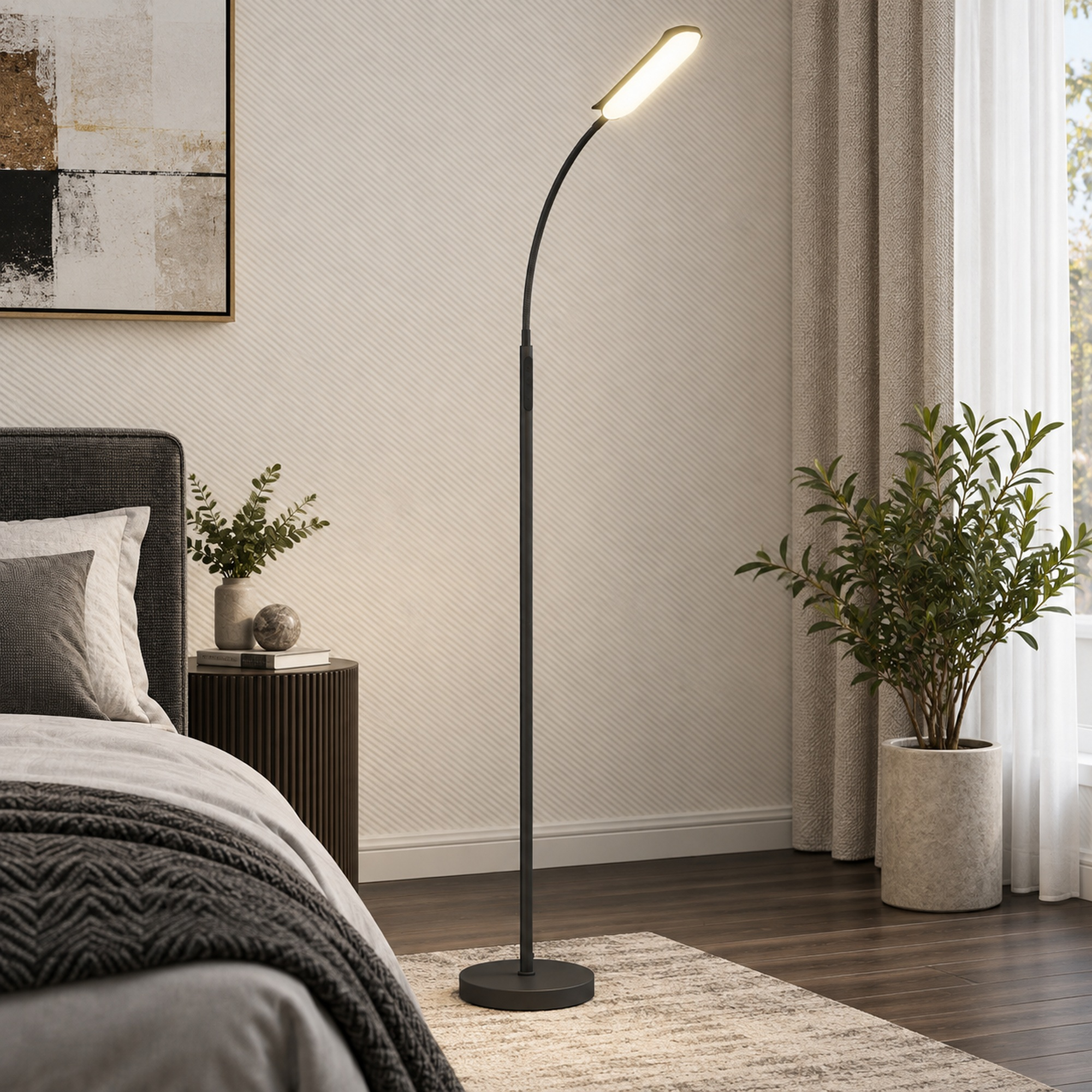 Una lámpara de pie arqueada negra ilumina un dormitorio moderno decorado con plantas.