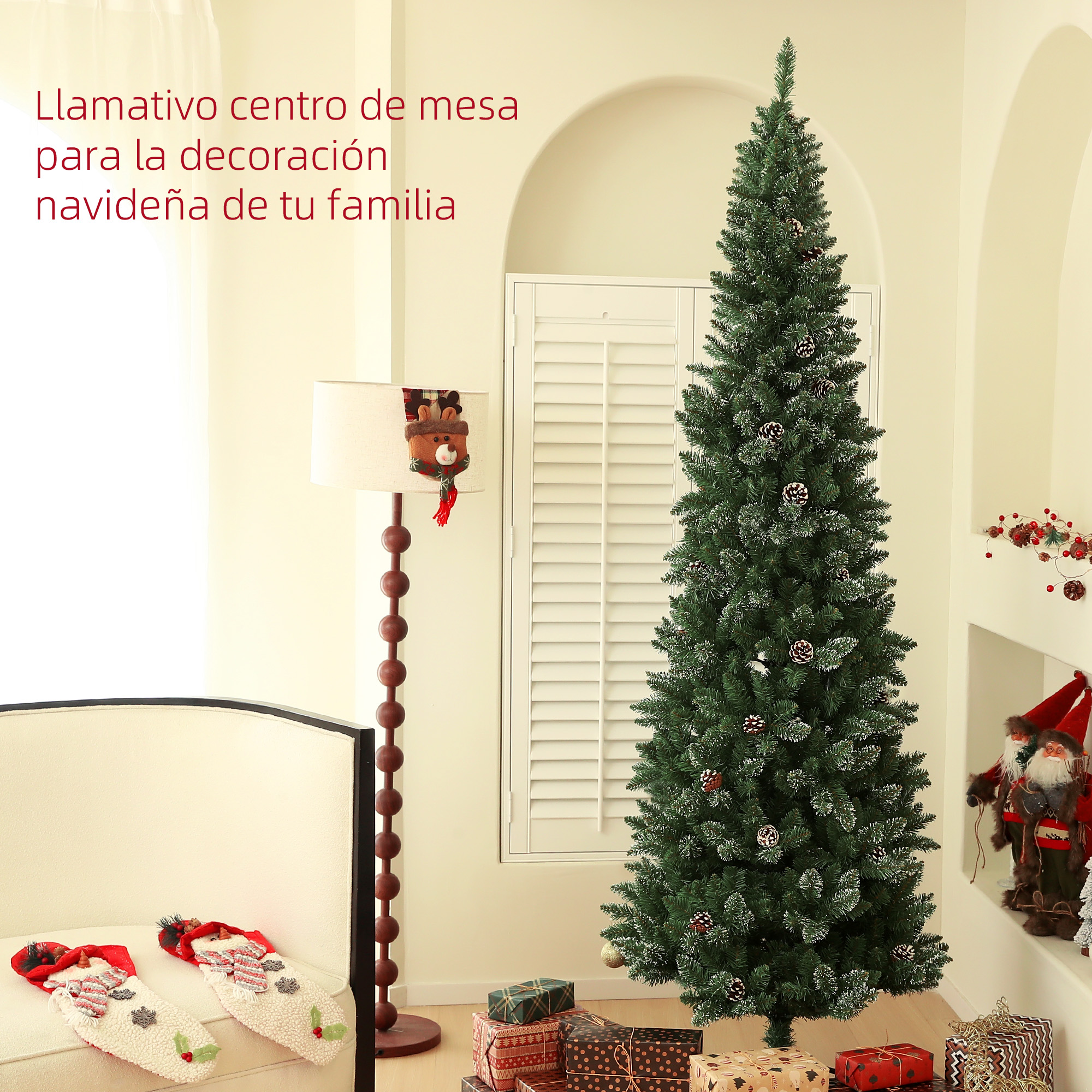 Árbol de Navidad decorado con regalos y lámpara de pie en una habitación luminosa.