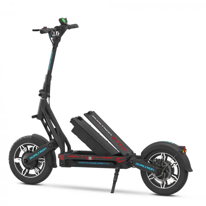 Beyaz arka planda çıkarılabilir bataryalı ve büyük tekerlekli siyah elektrikli scooter.
