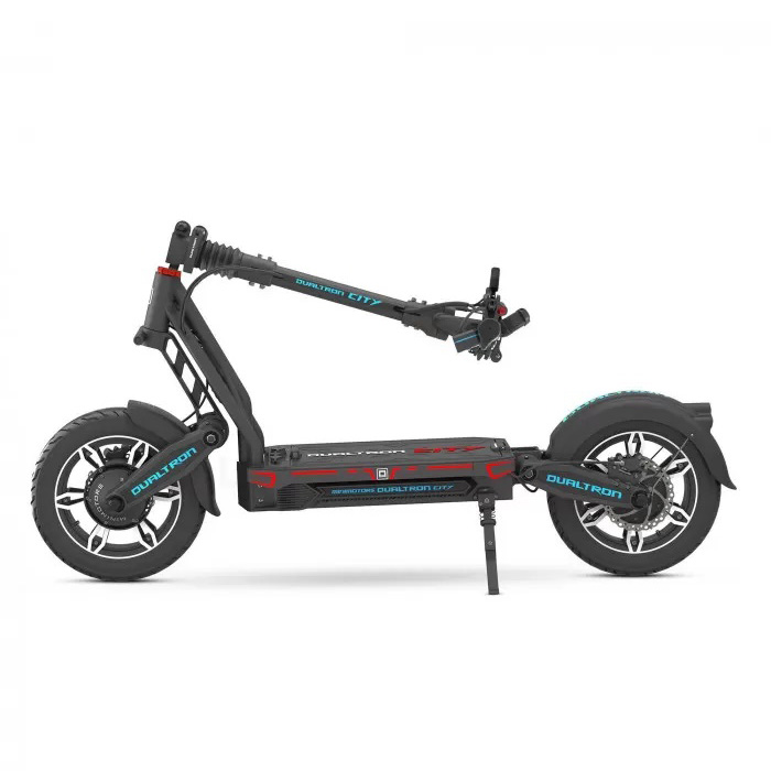 Mavi ve kırmızı detaylara sahip siyah Dualtron elektrikli scooter, beyaz arka planda.