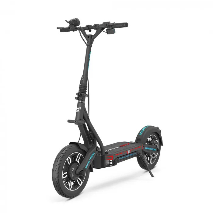 Mavi detaylara ve sağlam lastiklere sahip siyah elektrikli scooter beyaz arka planda.