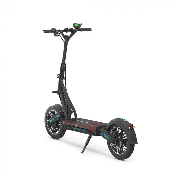 Geniş basamaklı, çift süspansiyonlu ve parlak ekranlı siyah elektrikli scooter, beyaz arkaplanda.