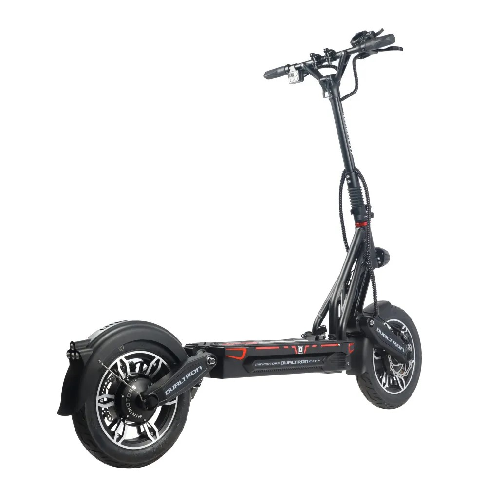 Büyük tekerlekli, çift süspansiyonlu ve disk frenli, beyaz arka planda siyah elektrikli scooter.