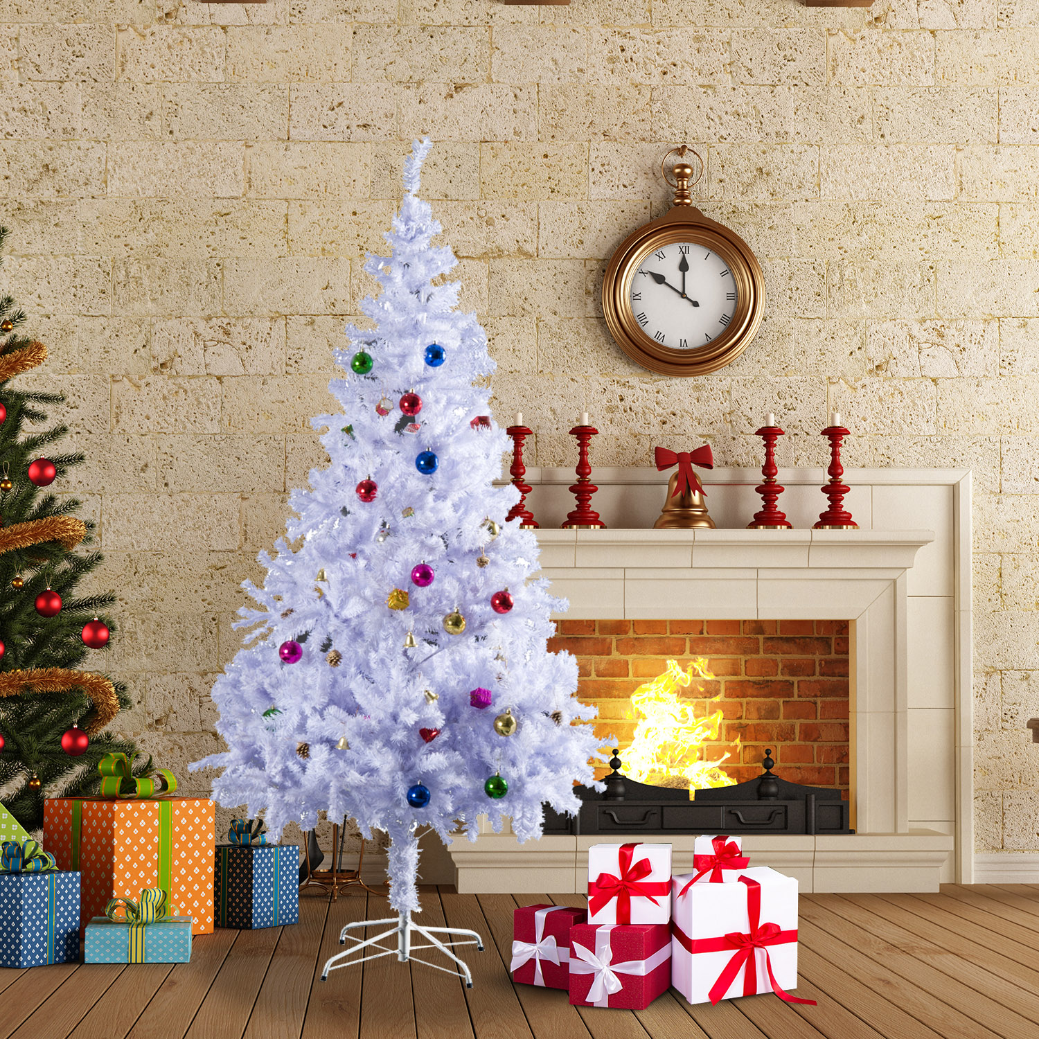 Un árbol de Navidad blanco frente a una chimenea con reloj y regalos.