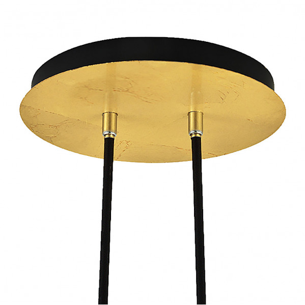 Un soporte de techo negro redondo con interior dorado y dos cables negros colgantes.