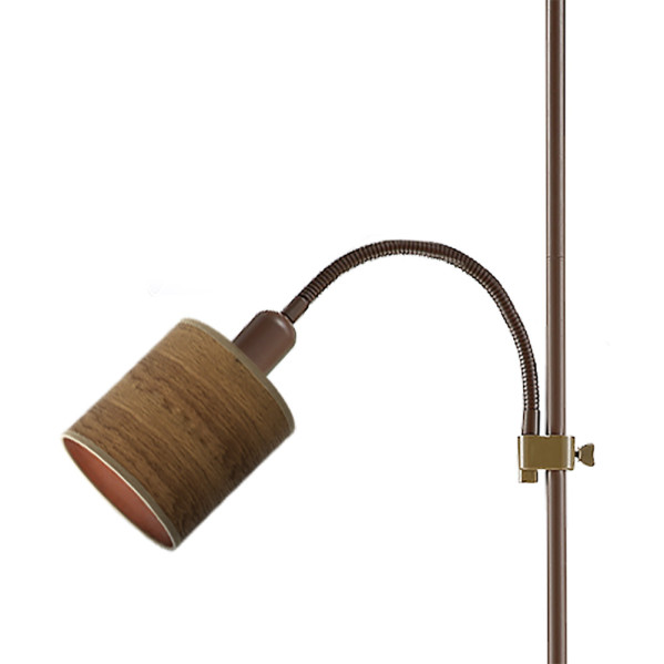 Una lámpara de pie marrón con pantalla de madera y brazo flexible sobre fondo blanco.