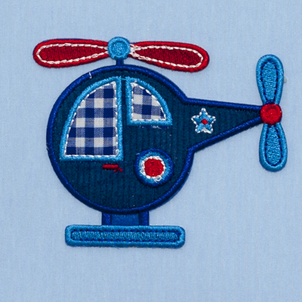 Un parche bordado de helicóptero azul con hélices rojas y blancas sobre fondo azul claro.