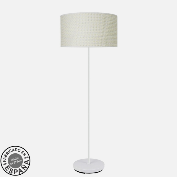 Una lámpara de pie blanca con pantalla cilíndrica texturizada sobre soporte metálico fino y base redonda, fondo liso.