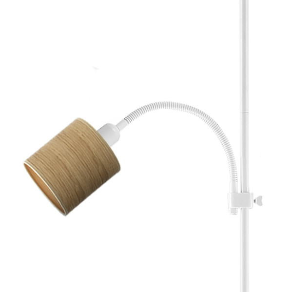 Una lámpara de escritorio blanca con brazo flexible y pantalla cilíndrica de madera sobre fondo blanco.