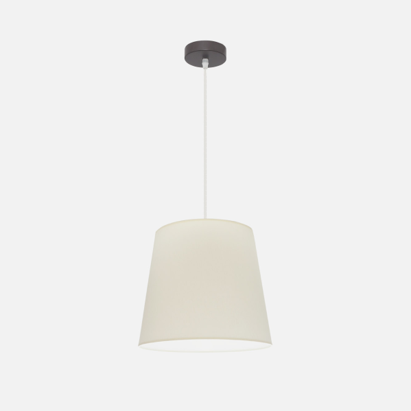 Una lámpara colgante blanca con soporte de techo oscuro sobre fondo blanco.