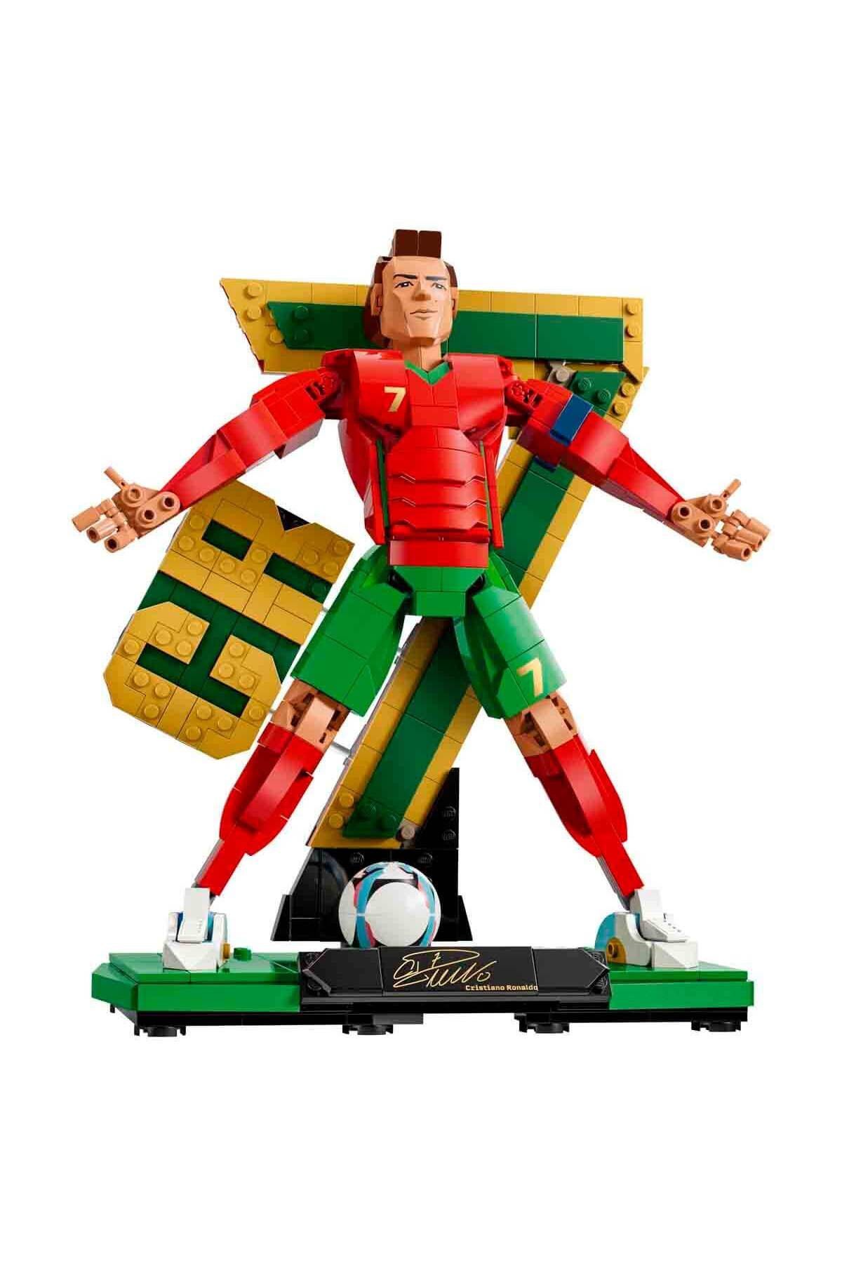Kırmızı formalı ve yeşil şortlu, büyük CR7 arka planlı ve topu olan bir futbolcunun Lego figürü.