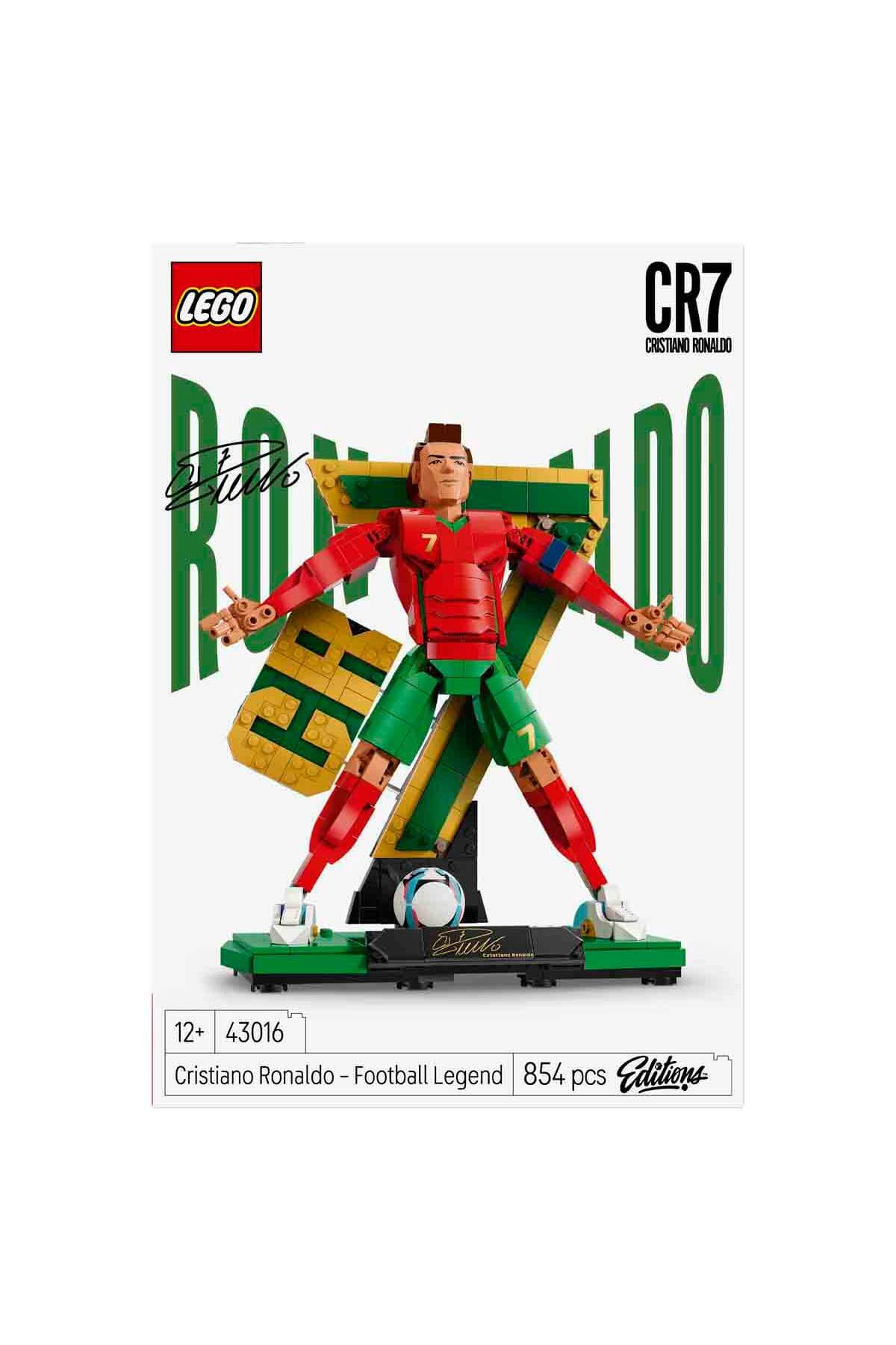 Portekiz formasıyla futbol topu, imza ve CR7 yazısı olan Cristiano Ronaldo Lego figürü.