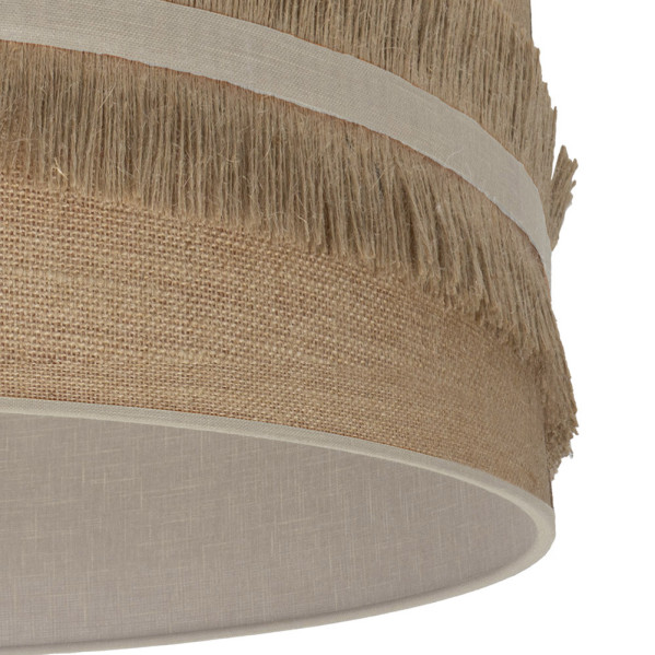 Pantalla de lámpara de yute beige con flecos y bandas claras.