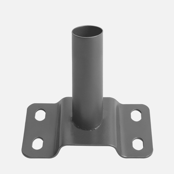 Soporte metálico gris con un tubo cilíndrico y cuatro agujeros pretaladrados en la base.