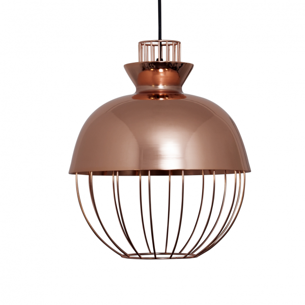 Lámpara colgante de color cobre con pantalla abovedada y jaula de metal inferior.