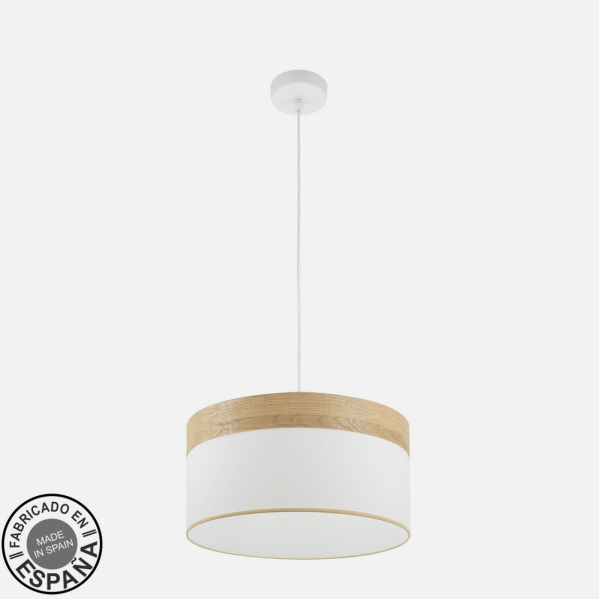 Una lámpara colgante cilíndrica de madera blanca y clara colgada del techo sobre fondo blanco.