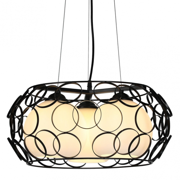 Una lámpara colgante de metal negro con motivos circulares y globos de vidrio iluminados.
