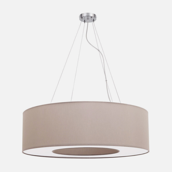 Una gran lámpara colgante redonda de tela beige suspendida por cables finos de un soporte cromado sobre fondo liso.
