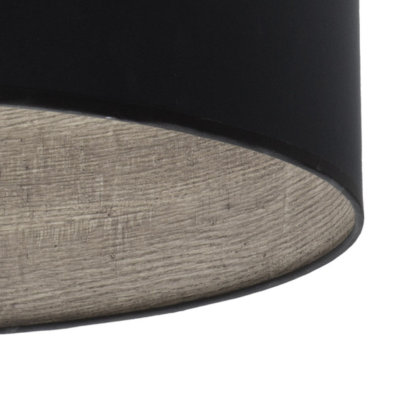 Una pantalla de lámpara cilíndrica con exterior negro e interior de veta de madera gris.