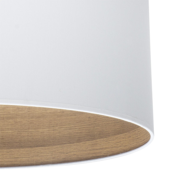 Pantalla cilíndrica con exterior blanco liso e interior de madera cálida sobre fondo blanco.