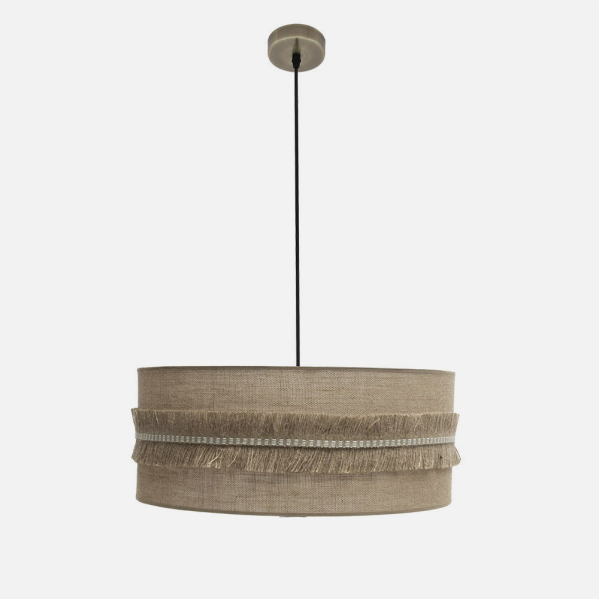Lámpara colgante beige con pantalla cilíndrica, ribete de flecos y cable negro sobre fondo blanco.
