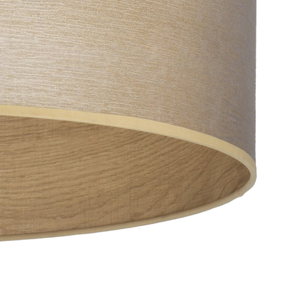 Una pantalla de lámpara cilíndrica con exterior beige texturizado y un interior de grano de madera cálido sobre fondo blanco.
