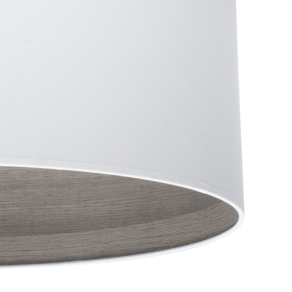 Una pantalla de lámpara cilíndrica blanca con interior de madera gris sobre fondo blanco.