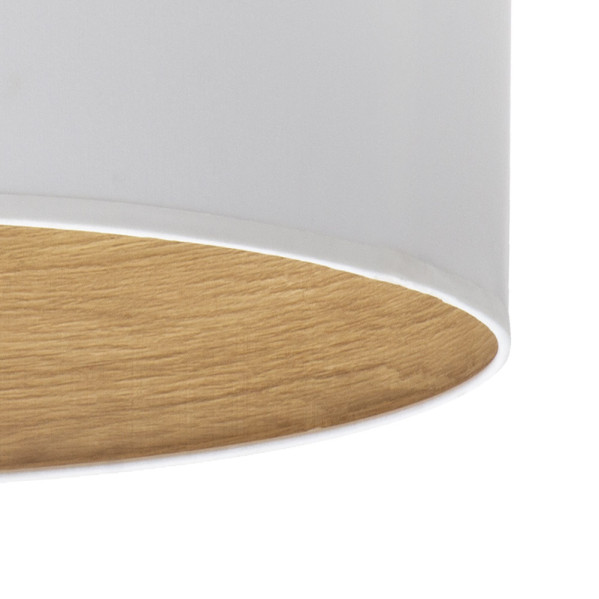 Primer plano de una pantalla cilíndrica con exterior blanco e interior de madera.