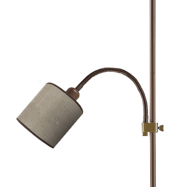 Una lámpara de lectura marrón ajustable con pantalla de tela beige sujeta a un poste vertical sobre fondo blanco.