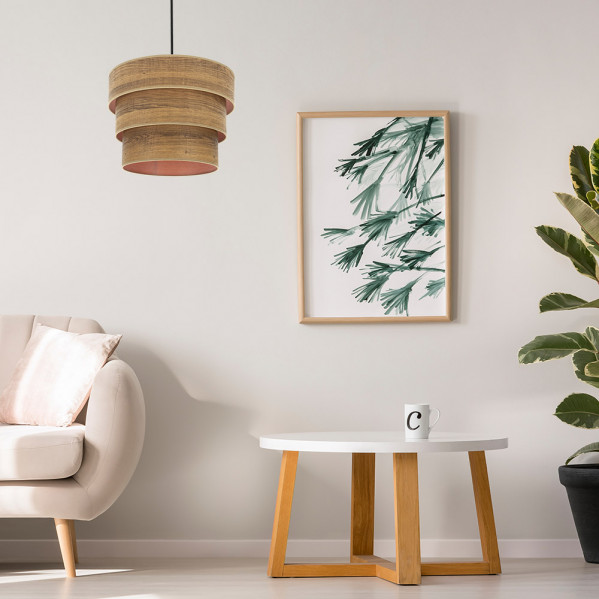 Un sillón blanco, una mesa de centro de madera con taza, lámina de planta enmarcada y lámpara colgante de madera.