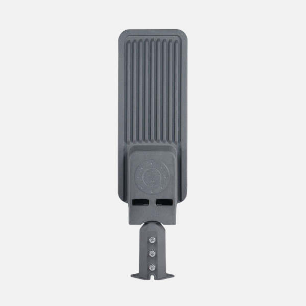 Farola LED gris con carcasa acanalada y soporte para poste.
