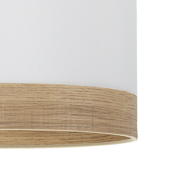 Una pantalla de lámpara cilíndrica blanca con un borde de madera marrón claro en la parte inferior sobre un fondo blanco.