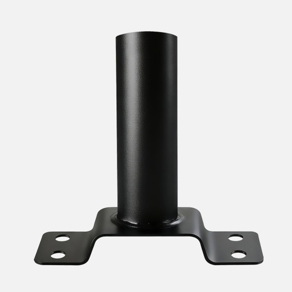 Un poste de metal negro fijado a una placa base estable con orificios para tornillos, sobre fondo claro.