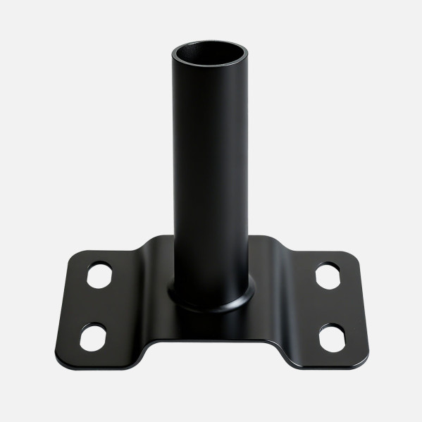 Un soporte metálico negro con un tubo vertical y una base con cuatro agujeros pretaladrados, sobre fondo claro.