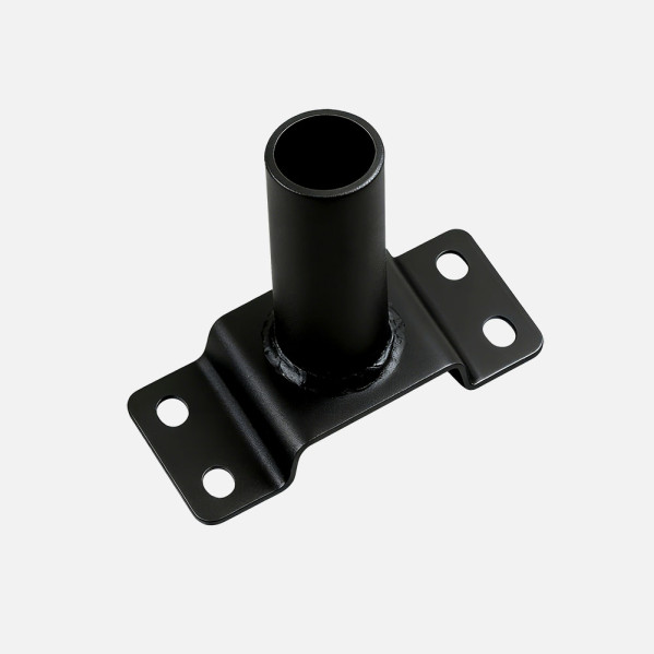 Un soporte de metal negro con un tubo vertical central y una placa base con cuatro agujeros pretaladrados.