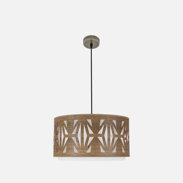 Lámpara colgante con pantalla cilíndrica de madera con motivos geométricos, colgada de un cable negro.