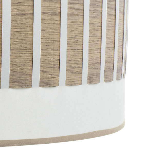 Un objeto cilíndrico con rayas verticales de madera y blancas sobre fondo blanco.
