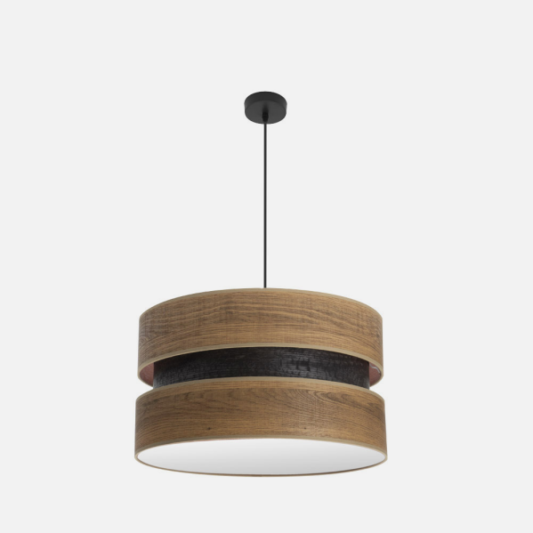 Una lámpara colgante con dos niveles de madera circulares y una fuente de luz blanca sobre fondo claro.