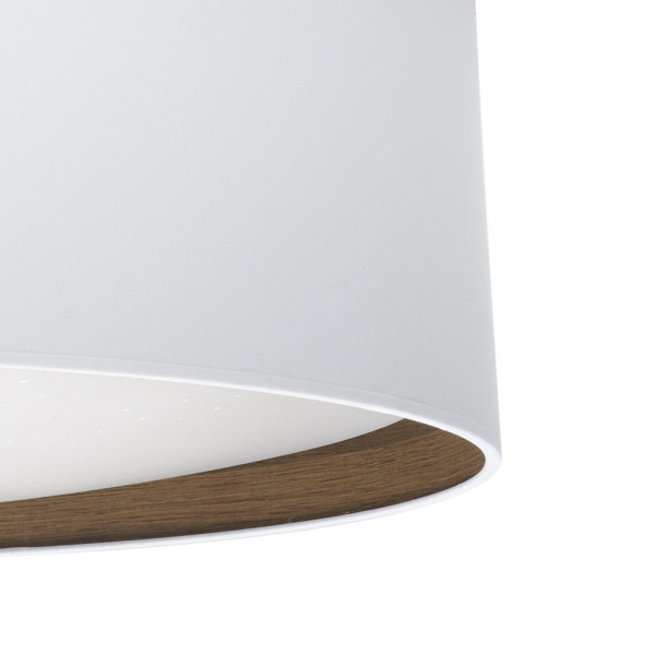 Primer plano de una estructura de pantalla de lámpara redonda blanca y de madera.