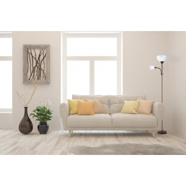 Una sala moderna con sofá claro, cojines coloridos, plantas, arte de pared y una lámpara de pie ante una ventana.