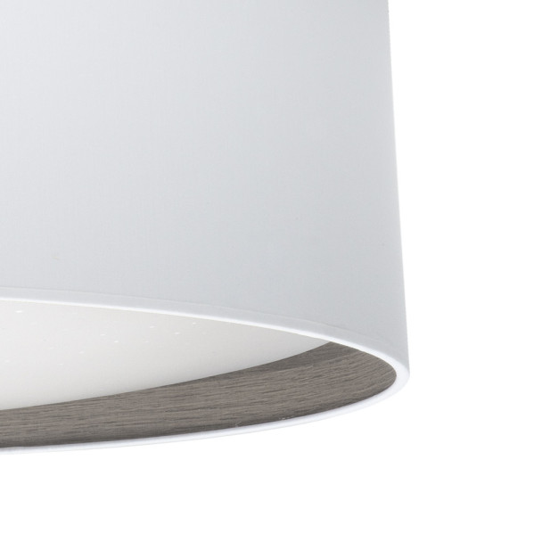 Primer plano de una pantalla de lámpara blanca redonda con base de grano de madera sobre fondo blanco.
