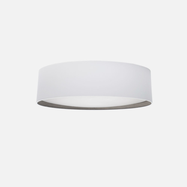 Una lámpara de techo cilíndrica y moderna con pantalla blanca y borde de madera oscura sobre fondo claro.