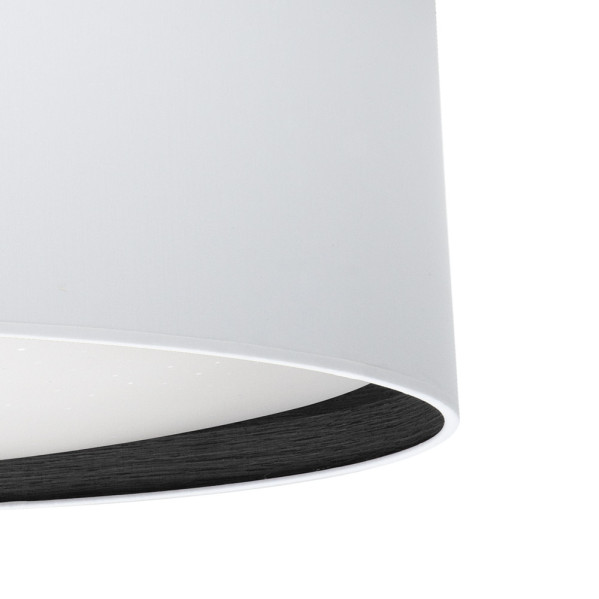 Primer plano de una lámpara moderna con pantalla blanca y detalles en madera oscura.