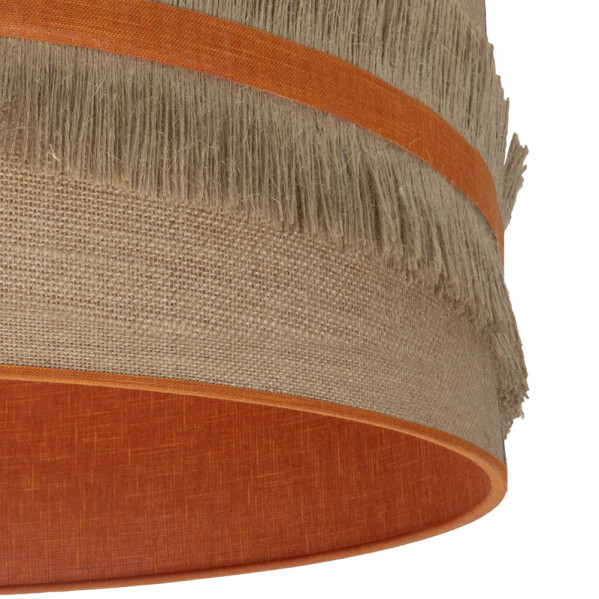 Una pantalla de lámpara cilíndrica con textura de yute beige, rayas naranjas y flecos colgantes.