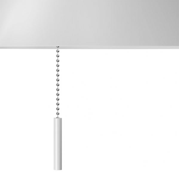 Una pantalla de lámpara blanca con una cadena de cuentas plateada y una varilla.