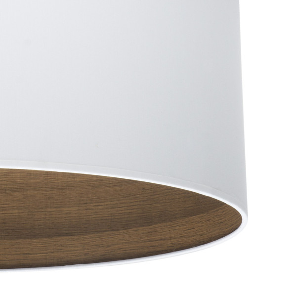 Una pantalla de lámpara cilíndrica con exterior blanco e interior de madera sobre fondo blanco.