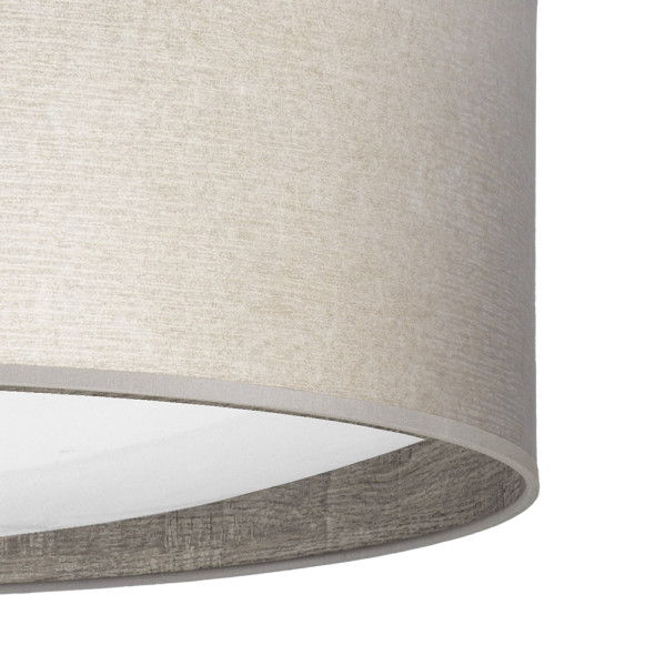 Primer plano de una pantalla de lámpara cilíndrica beige con borde interior de madera clara sobre fondo blanco.