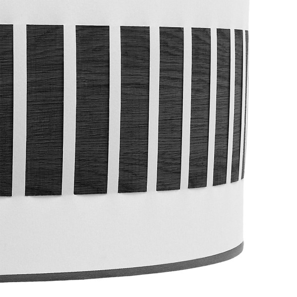 Objeto cilíndrico con rayas verticales marrón oscuro sobre fondo blanco.
