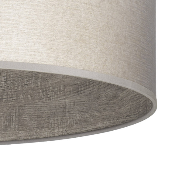 Una pantalla de lámpara cilíndrica beige con interior de madera gris texturizada sobre fondo blanco.